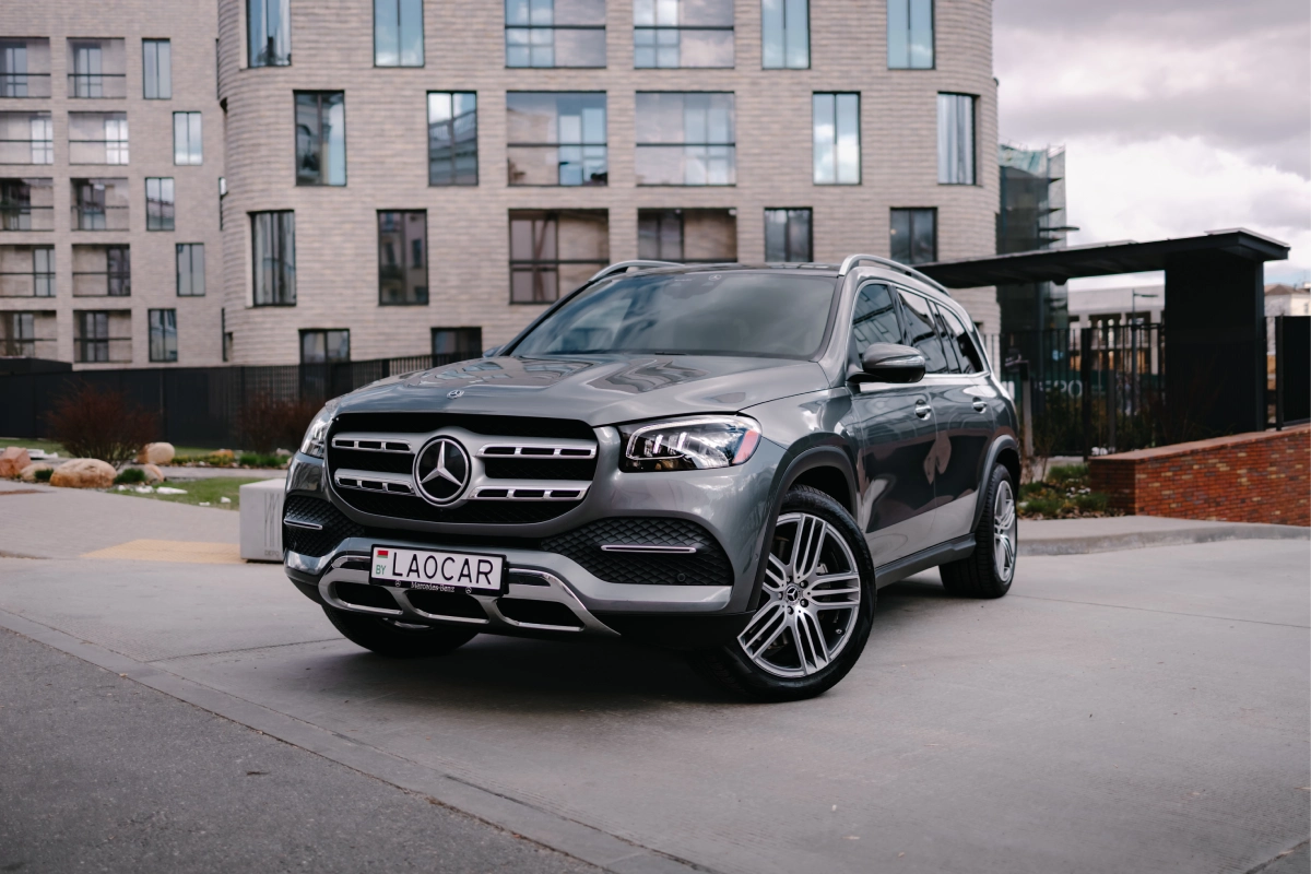 Передняя часть Mercedes GLS 450 — фирменный стиль