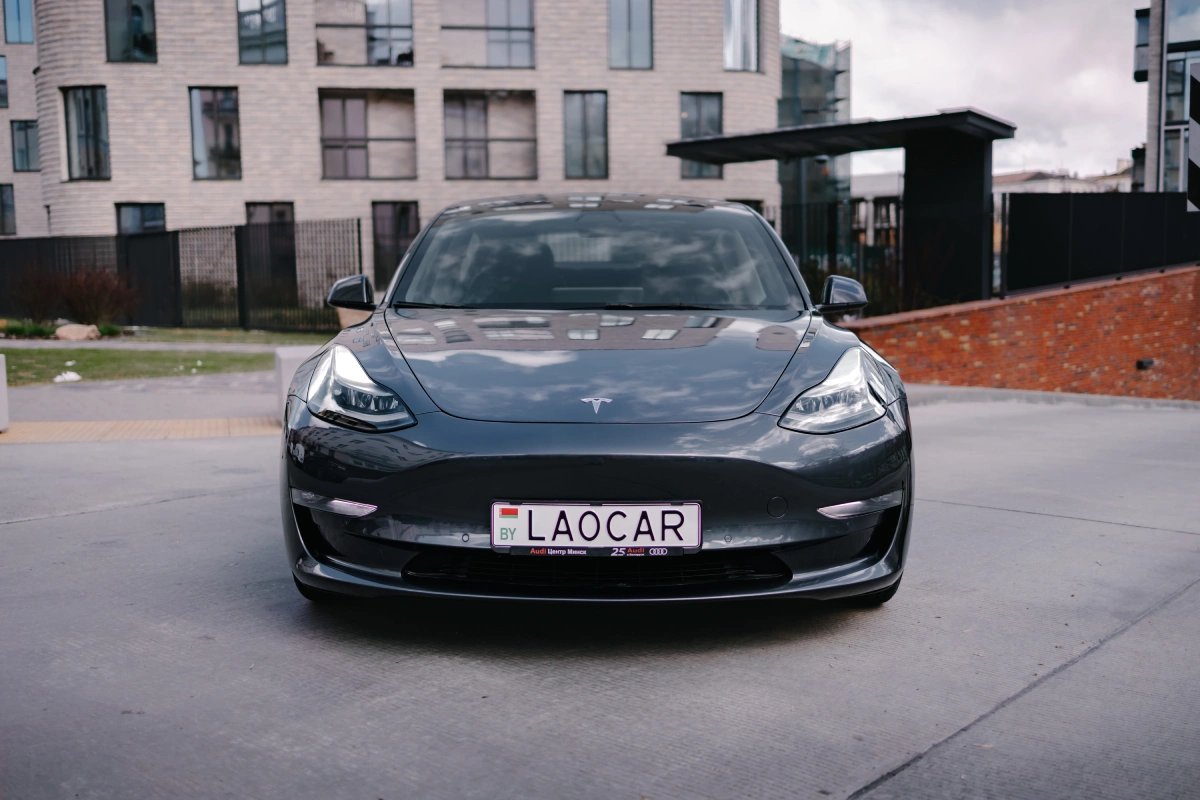 Tesla Model 3 Performance на улицах Минска