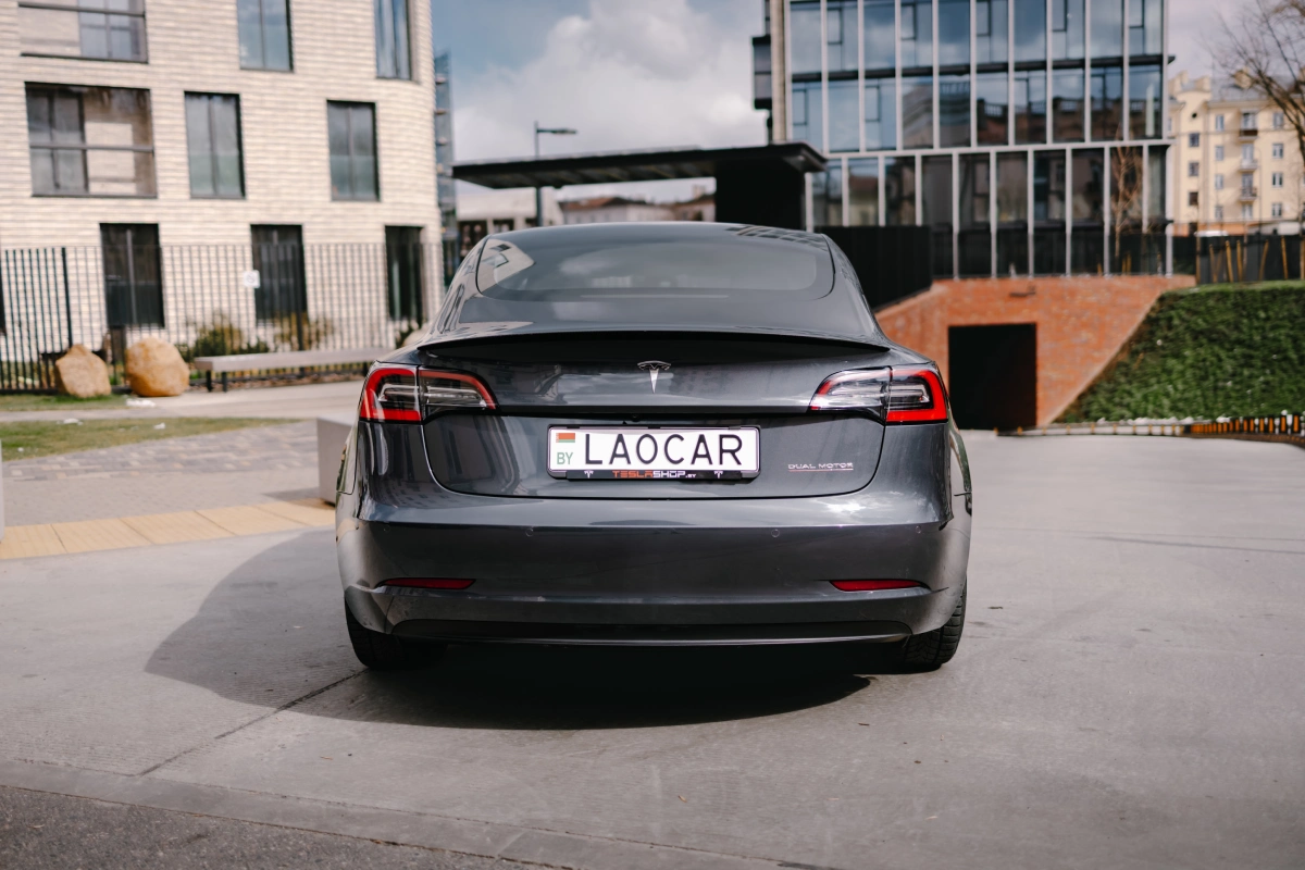 Электромобиль Tesla Model 3 Performance с открытыми дверями