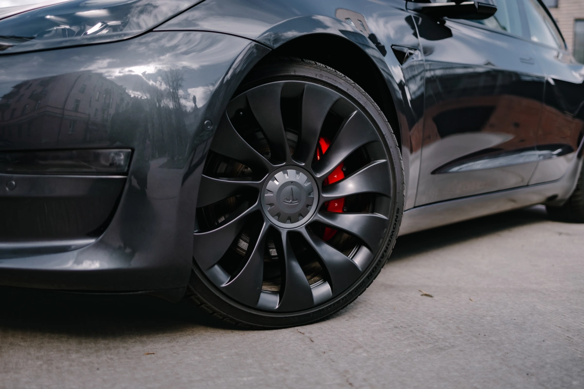 Салон Tesla Model 3 Performance — минималистичный дизайн