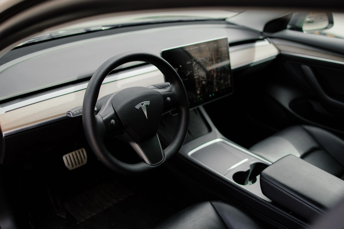 Tesla Model 3 Performance на фоне городских пейзажей Минска