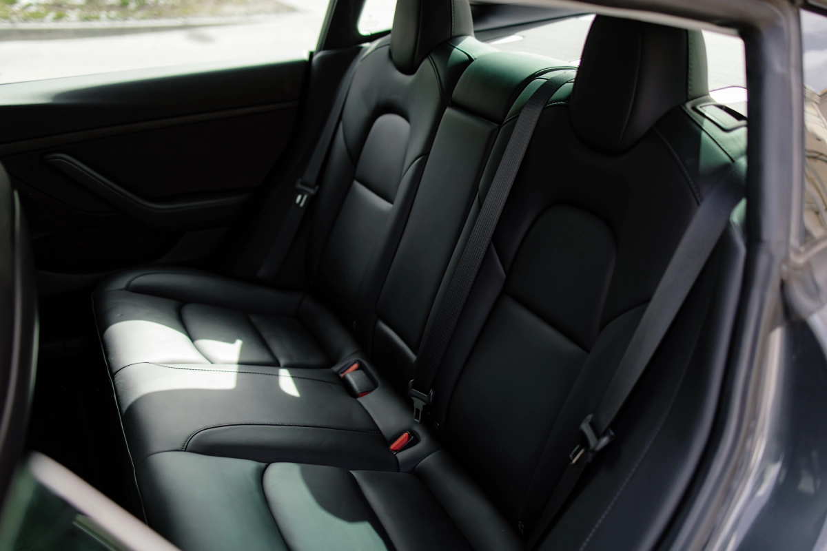 Tesla Model 3 Performance с закрытыми дверями — прокат в Минске