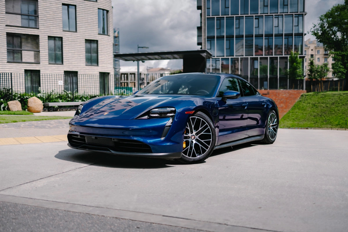 Аренда Porsche Taycan 4S в Минске — электрокар класса люкс для особых случаев