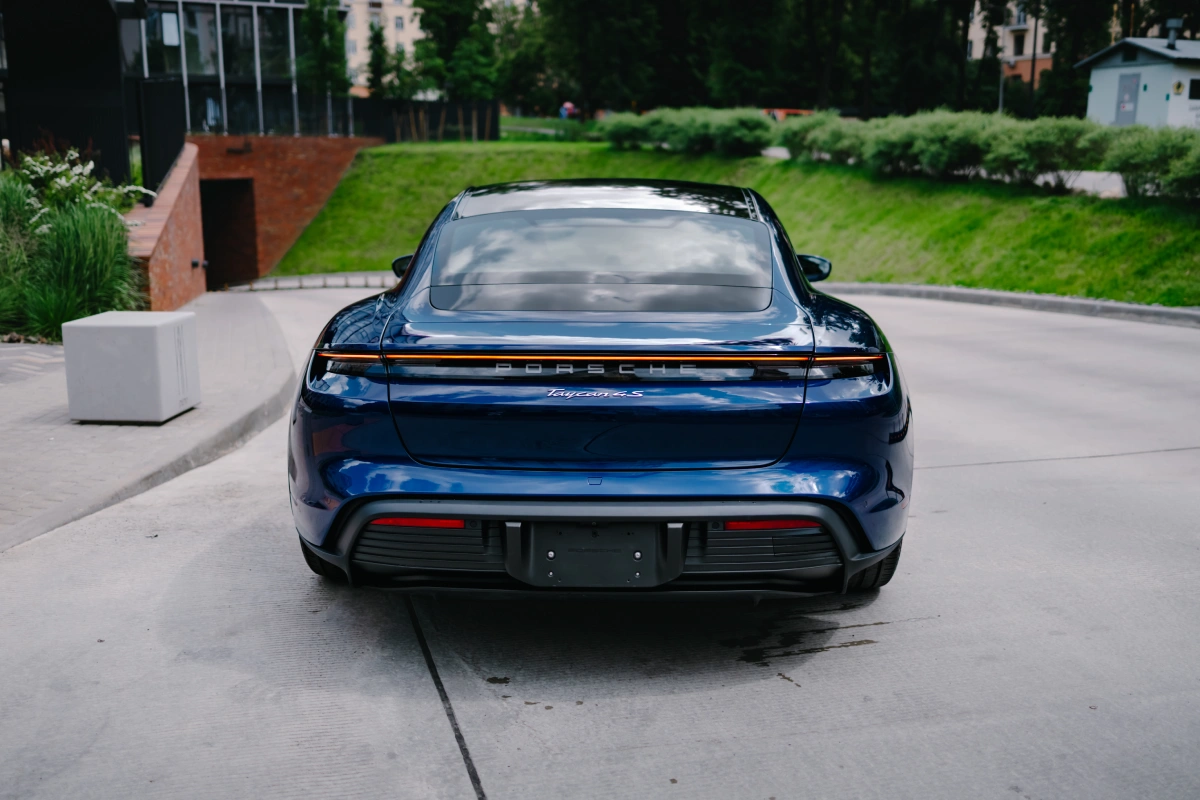 Porsche Taycan 4S аренда Минск — спортивный электромобиль для впечатляющих поездок