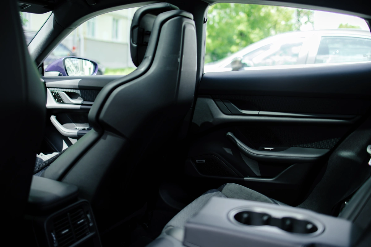 Аренда Porsche Taycan 4S в Минске — электроспорткар с инновационными технологиями