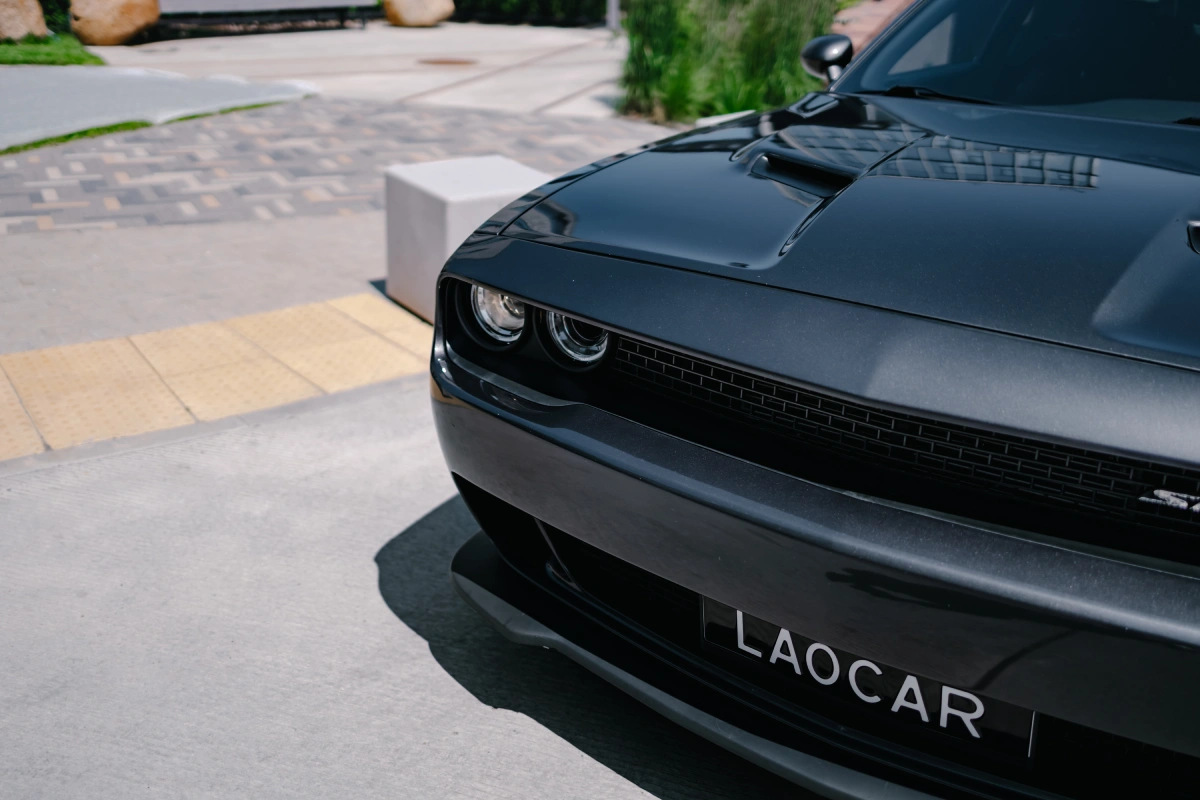 Dodge Challenger аренда Минск — мускулистый дизайн и бешеная динамика