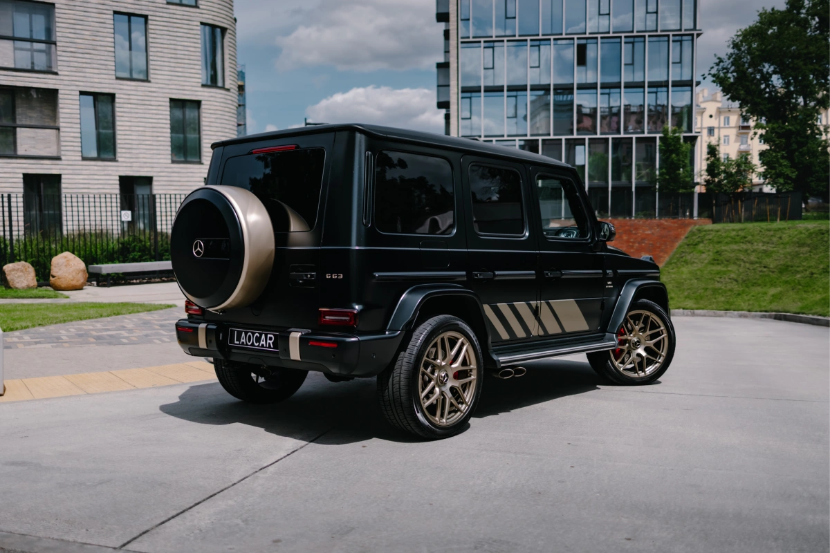 Мощный Mercedes G-Class 63 AMG на фоне природы