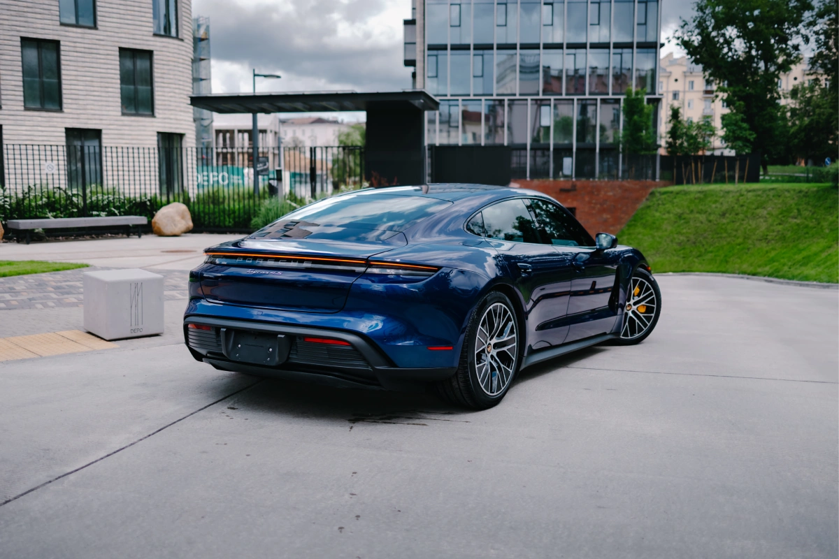 Прокат Porsche Taycan 4S в Минске — экологичный и мощный электроспорткар