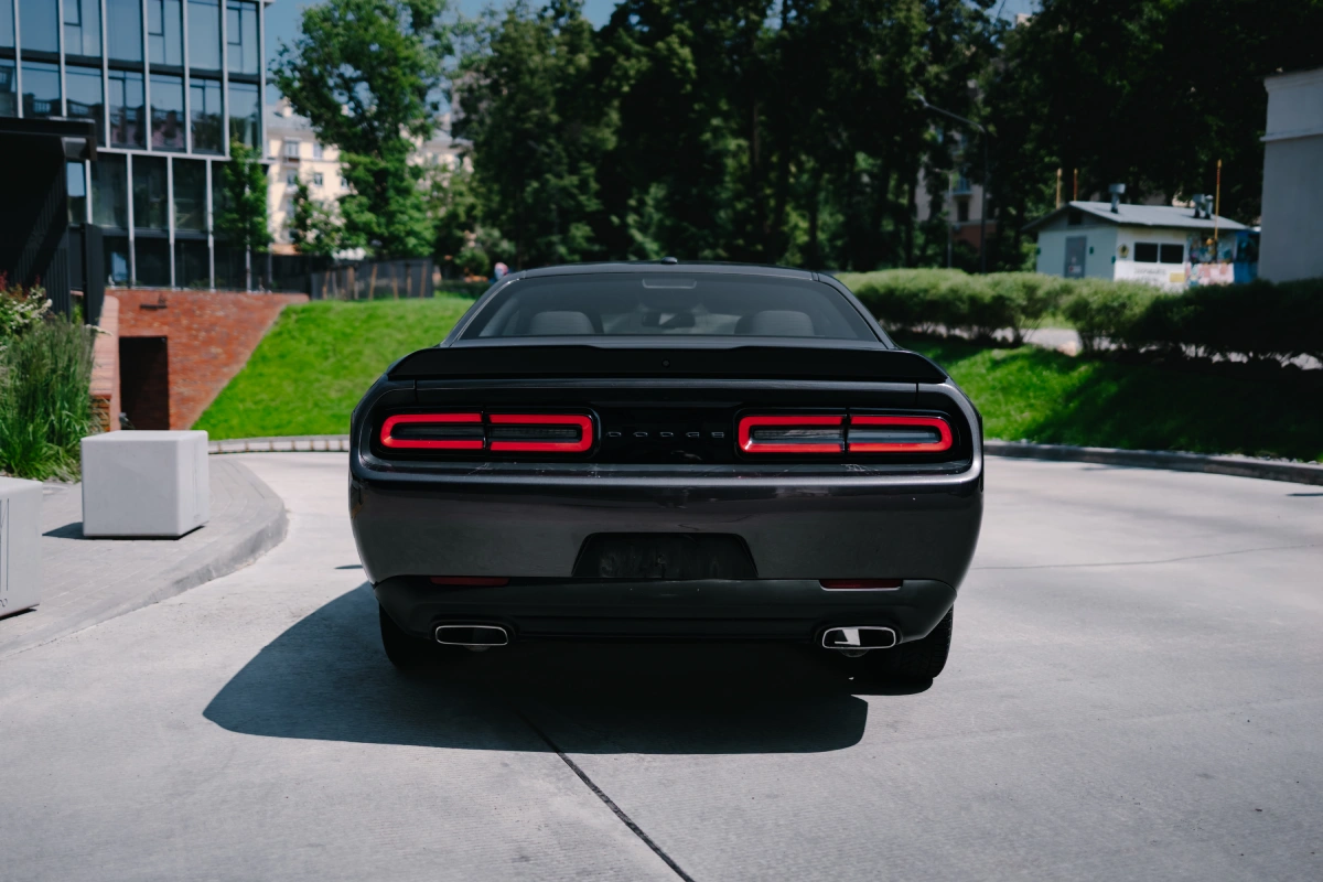 Прокат Dodge Challenger Минск — автомобиль с мощным звуком и стилем