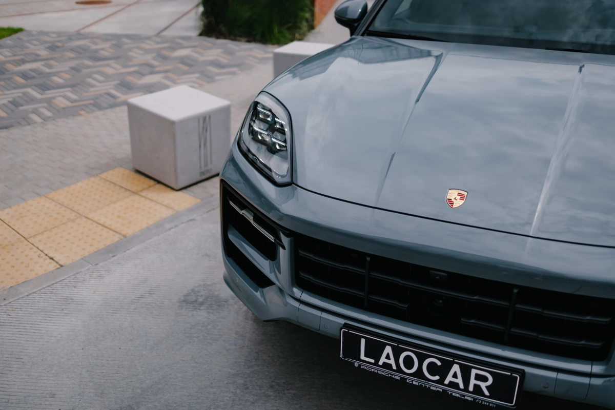 Задний ракурс Porsche Cayenne S E-Hybrid — прокат авто в Минске