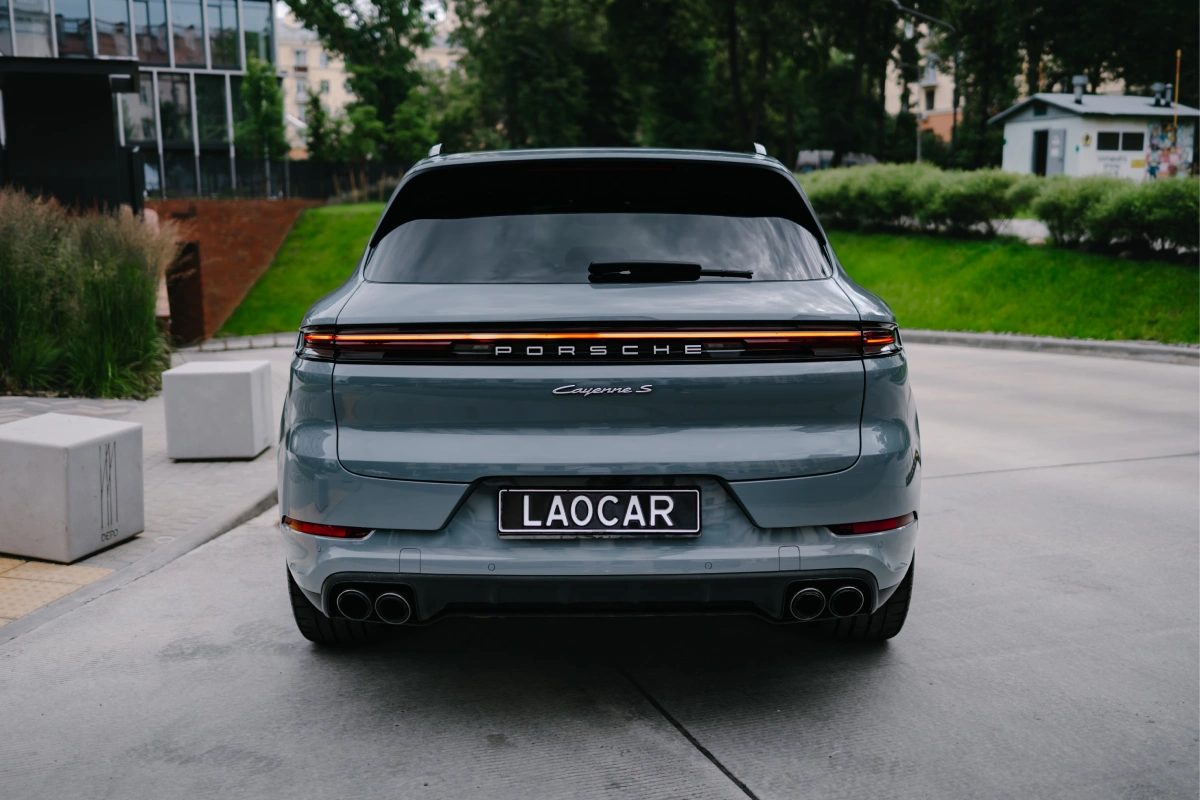 Передний вид Porsche Cayenne S E-Hybrid — премиум аренда Минск