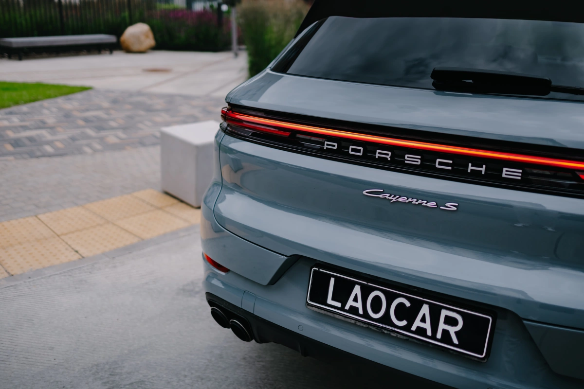 Интерьер Porsche Cayenne S E-Hybrid — кожаный салон бизнес-класса