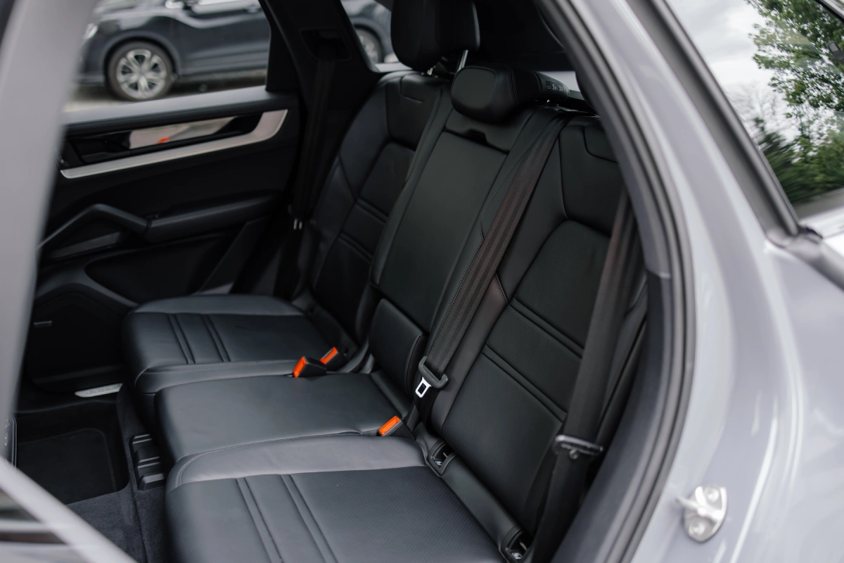 Porsche Cayenne S E-Hybrid на парковке — аренда авто без залога