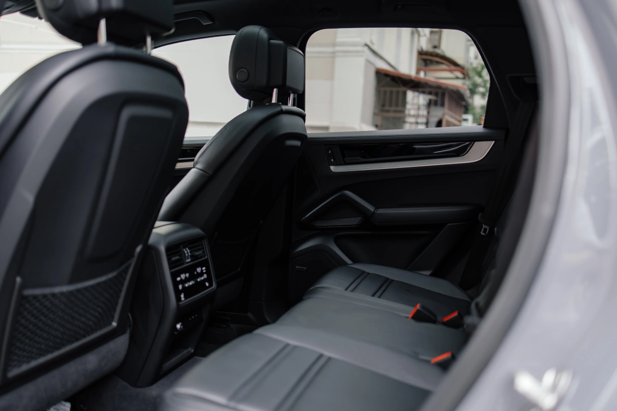 Логотип Porsche на Cayenne S E-Hybrid — премиальный кроссовер