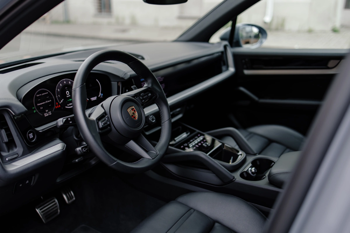 Porsche Cayenne S E-Hybrid на дороге — аренда в городе Минск
