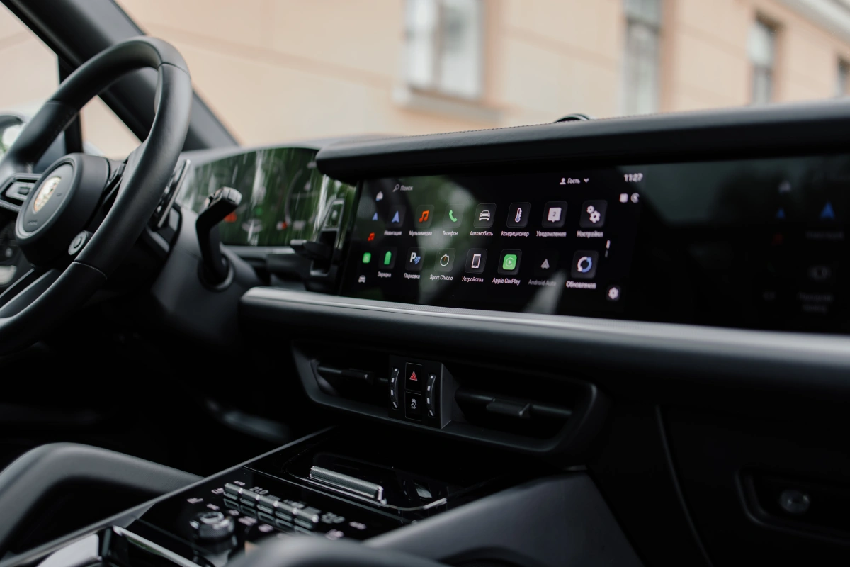 Porsche Cayenne S E-Hybrid с включенными фарами — прокат в Минске