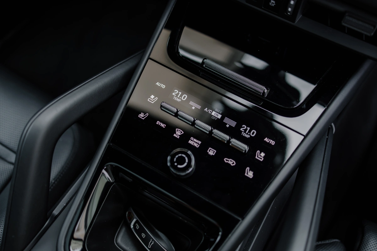 Салон Porsche Cayenne S E-Hybrid с подсветкой — аренда в Минске