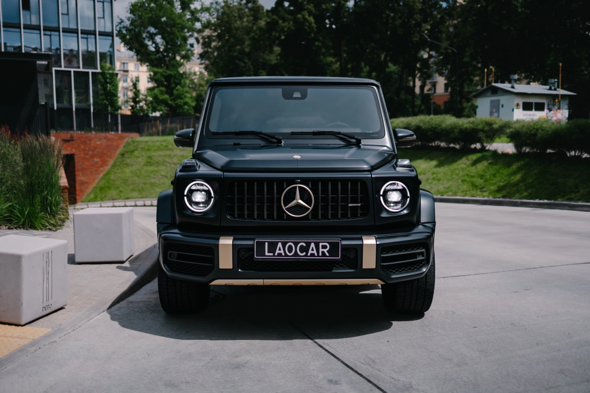 Mercedes G63 AMG с включёнными фарами ночью