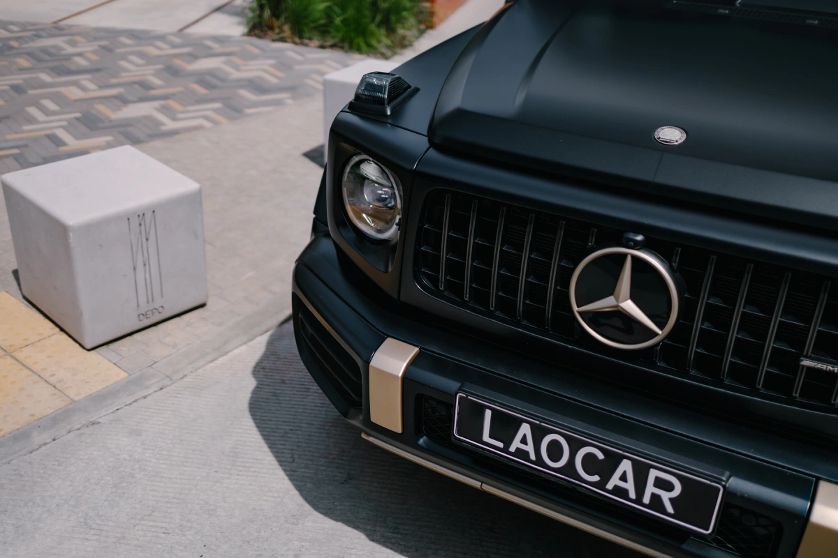 Вид сбоку Mercedes G-Class 63 AMG на парковке