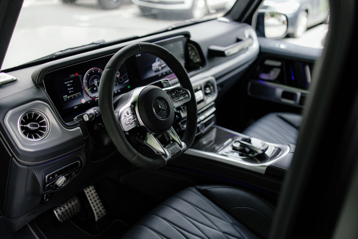 Салон Mercedes G63 AMG с подсветкой и люкс-отделкой