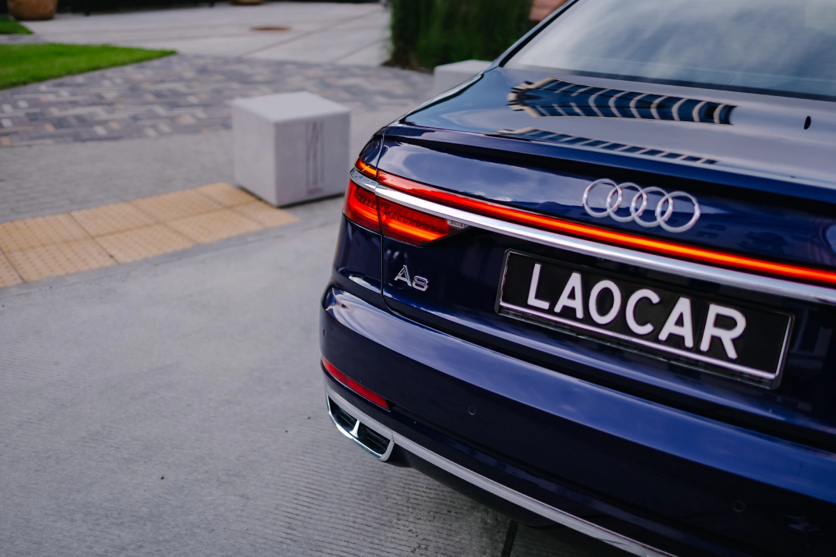 Audi A8 Long в движении — элегантность и мощь