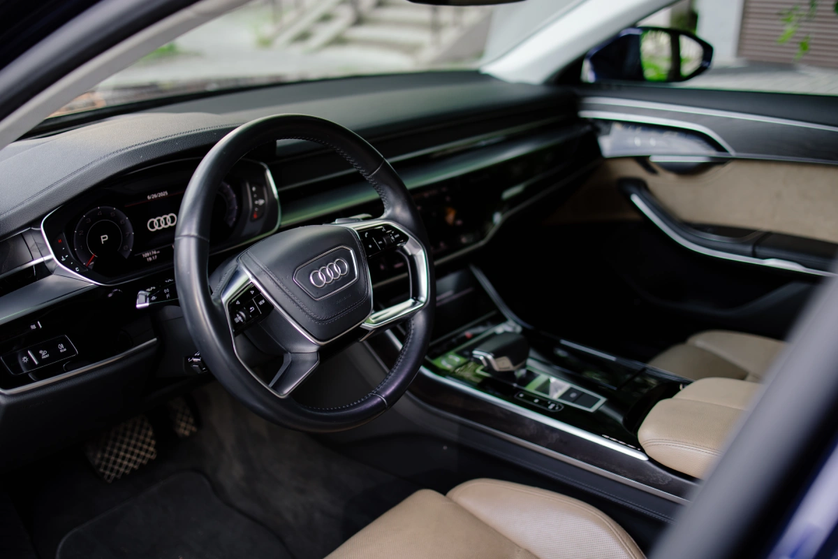 Audi A8 Long на фоне города — аренда представительского авто