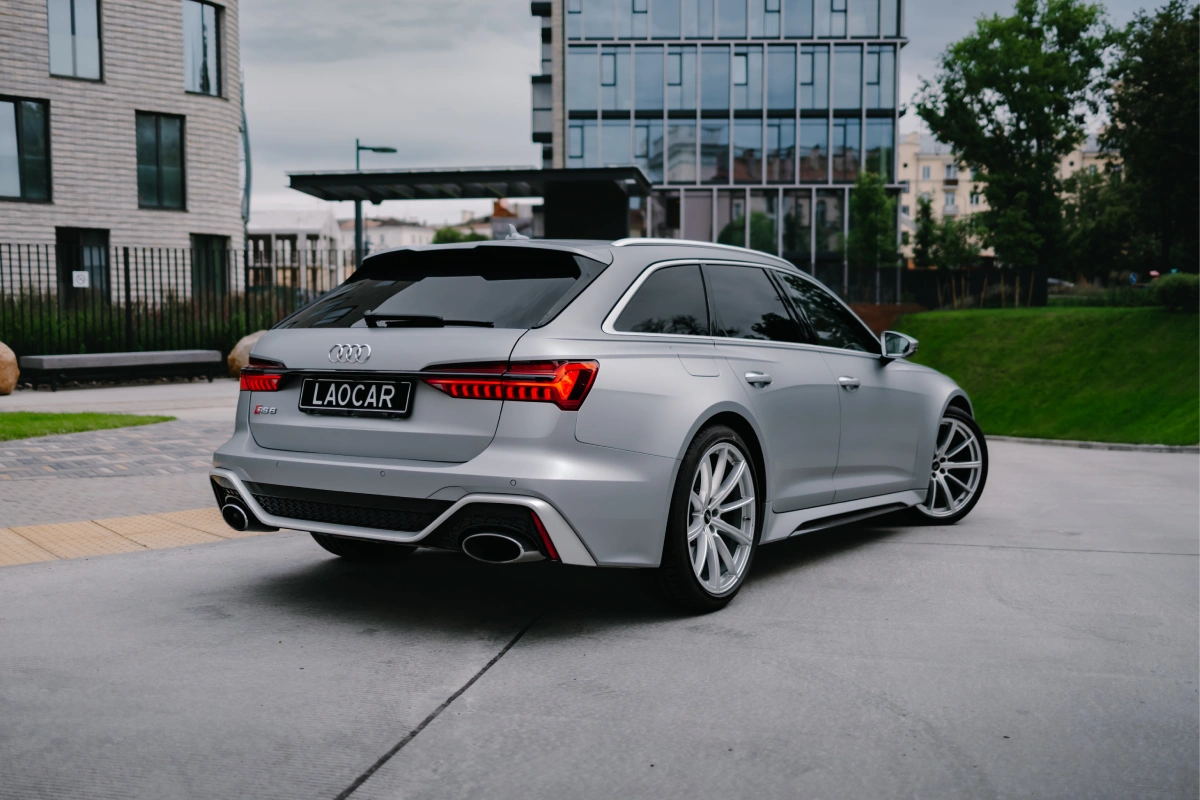 Audi RS6 Performance сбоку — премиальный универсал напрокат