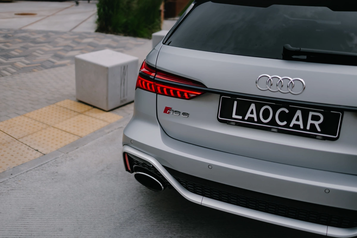 Задняя часть Audi RS6 Performance — спортивный выхлоп и спойлер