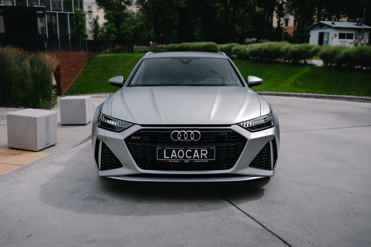 Передний вид Audi RS6 Performance — агрессивный дизайн