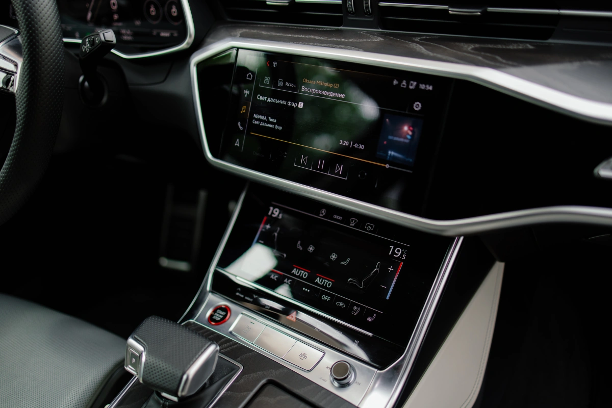 Audi RS6 Performance в движении — мощь и полный привод quattro