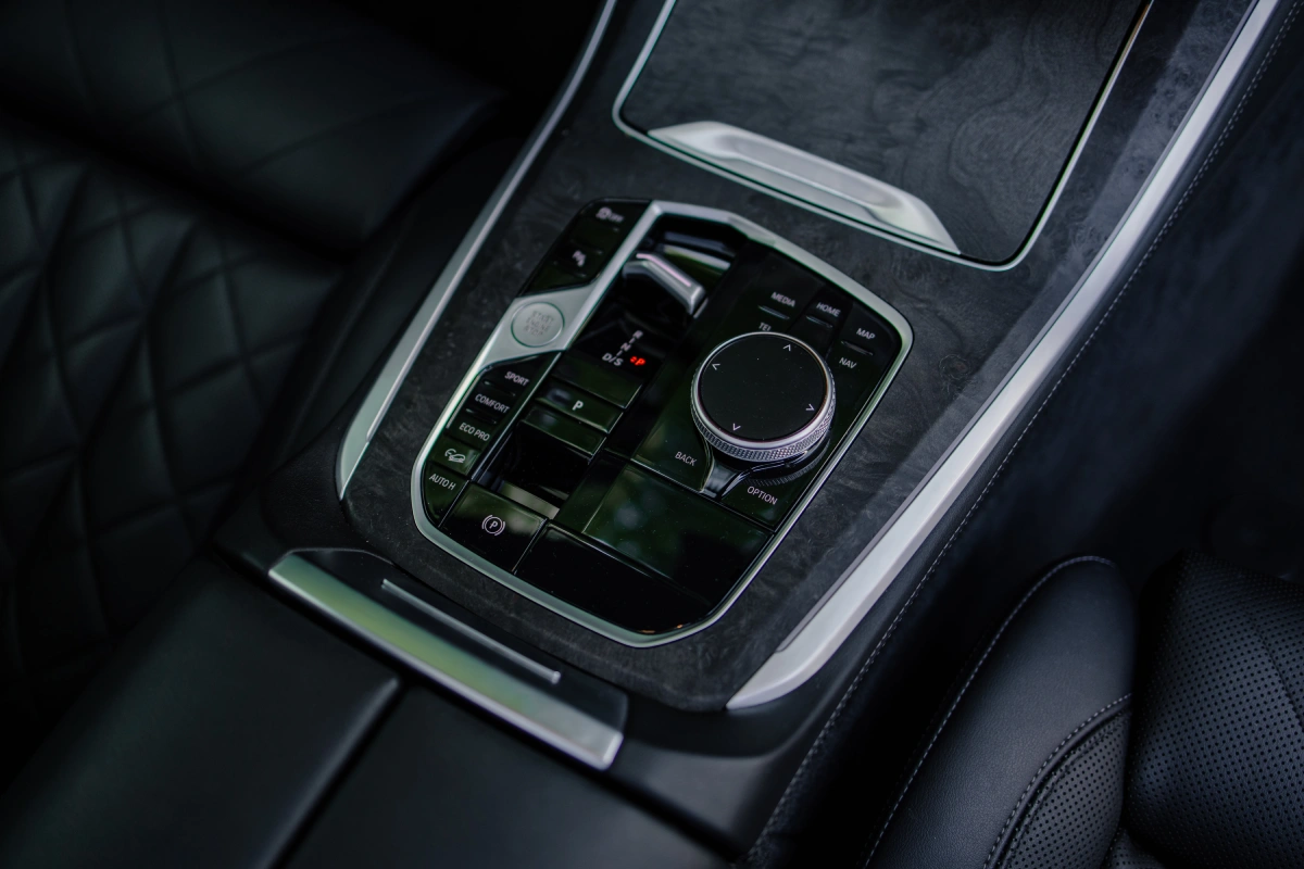 боковой вид BMW X5 40i аренда