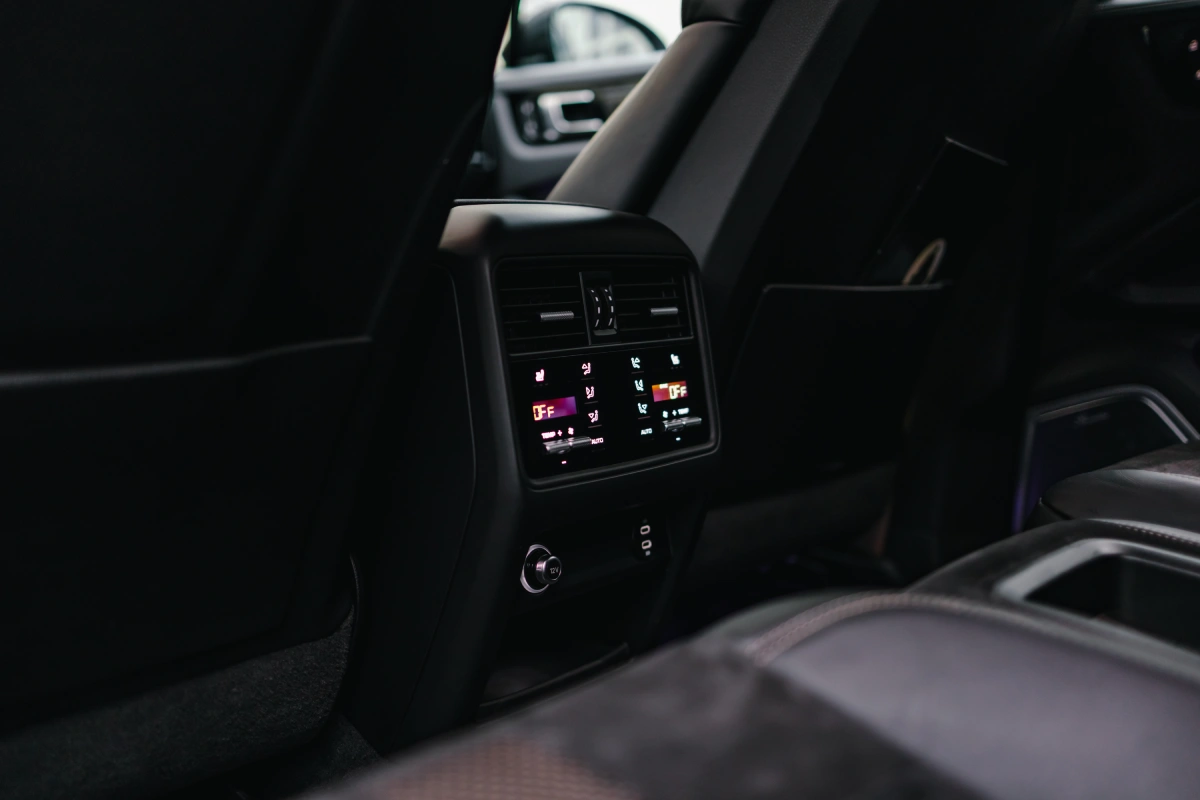 porsche cayenne turbo gt iç tasarım