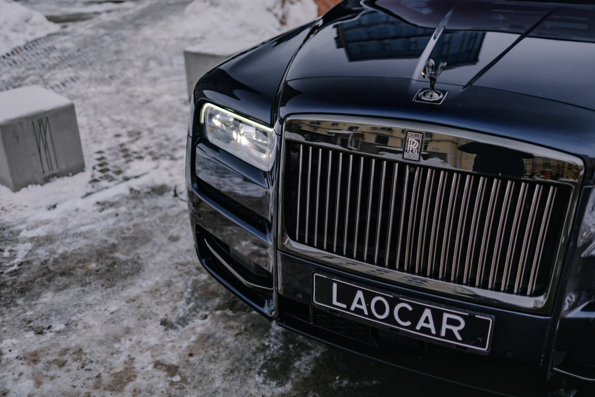 Rolls-Royce Cullinan Black Badge dış tasarım — Minsk premium SUV kiralama