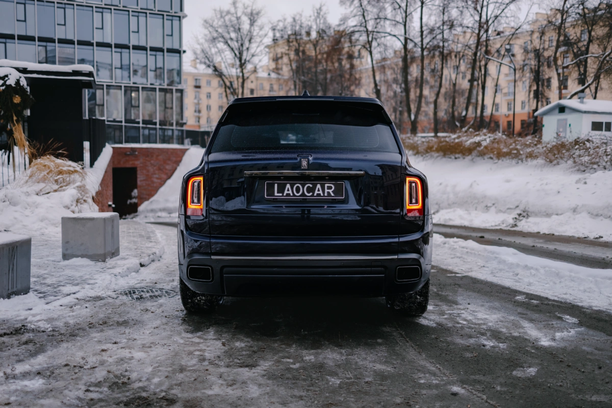 Rolls-Royce Cullinan Black Badge в Минске — вид сзади