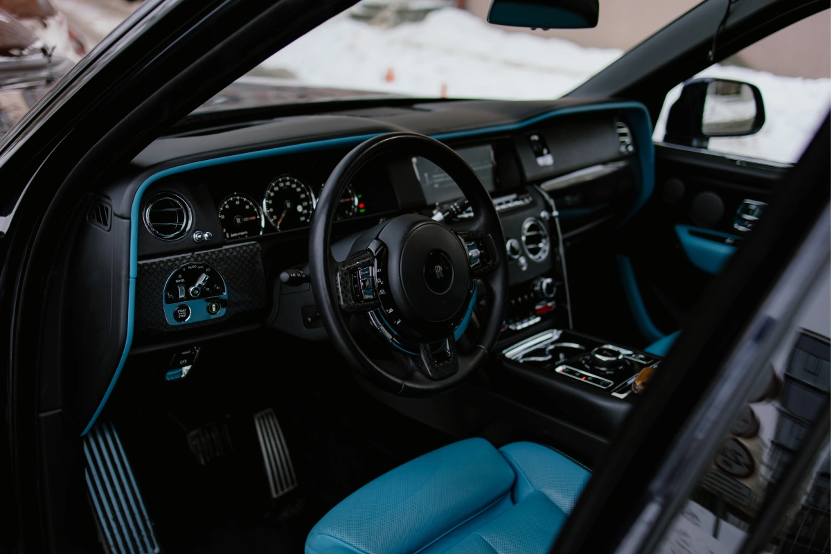 Интерьер Rolls-Royce Cullinan Black Badge — роскошный салон премиум SUV в Минске