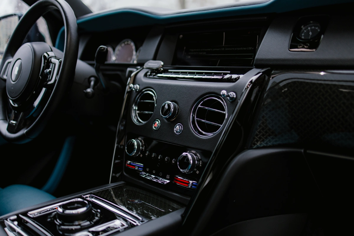 Rolls-Royce Cullinan Black Badge iç tasarım — lüks premium SUV Minsk