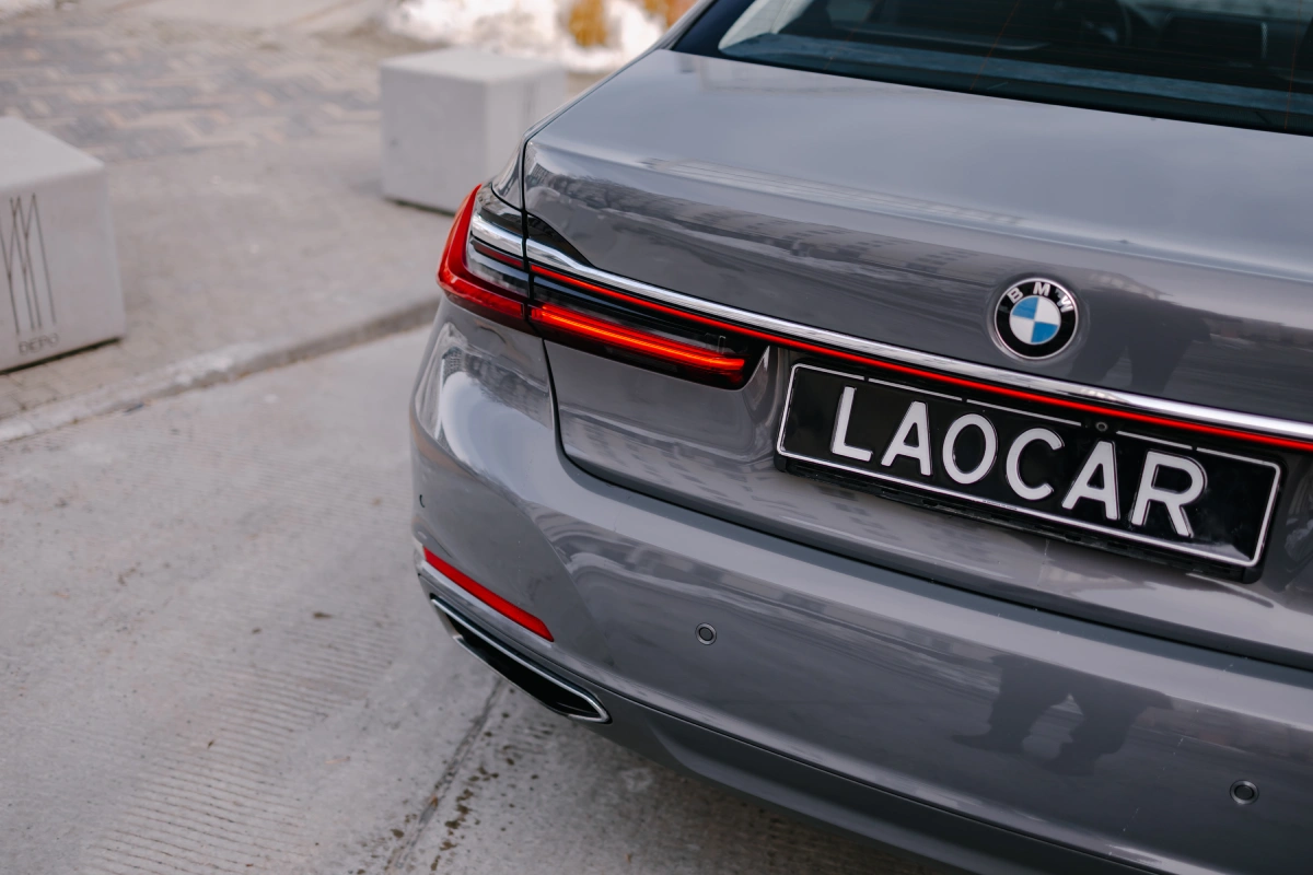 BMW 750Li передняя оптика и решетка радиатора
