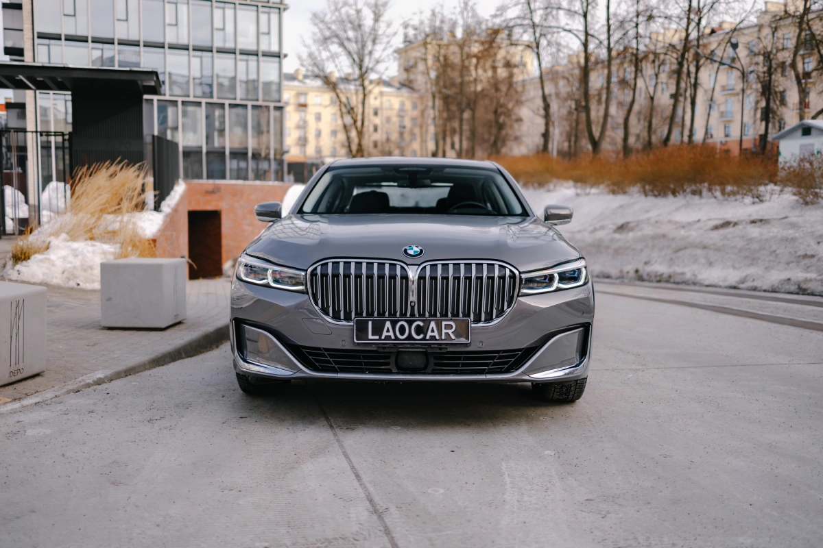 BMW 750Li вид спереди премиум седан аренда Минск