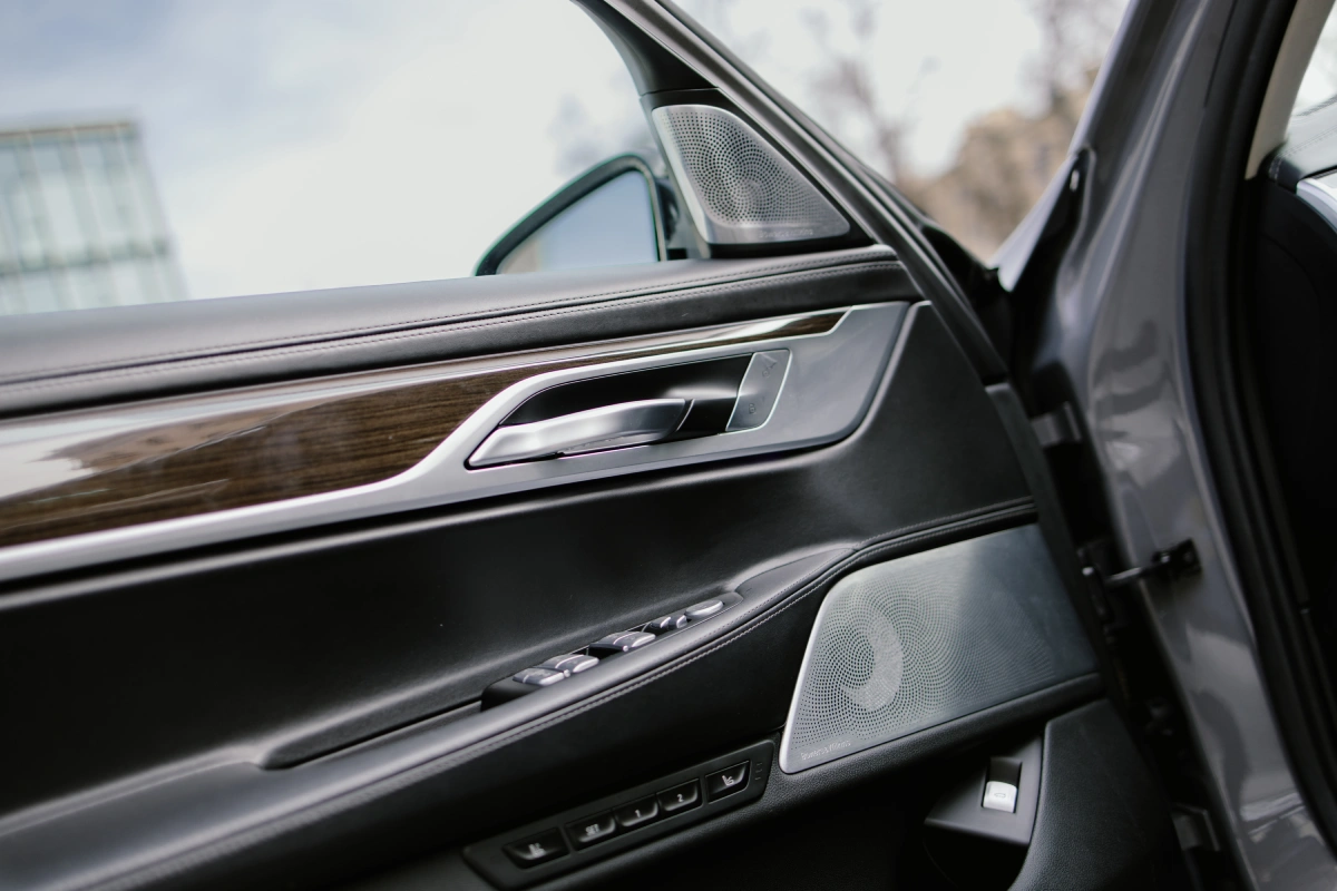 BMW 750Li на дороге премиум авто аренда Беларусь