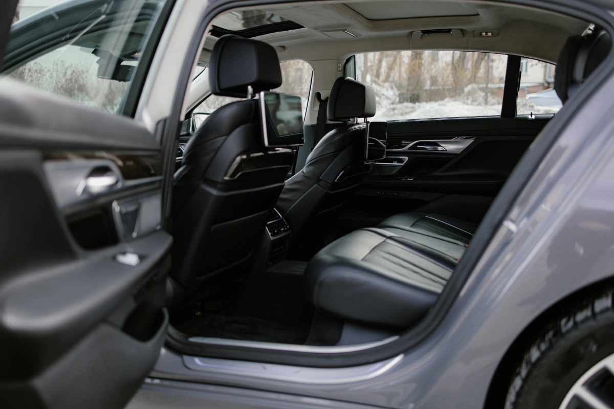明斯克租赁 BMW 750Li — 豪华商务轿车出租