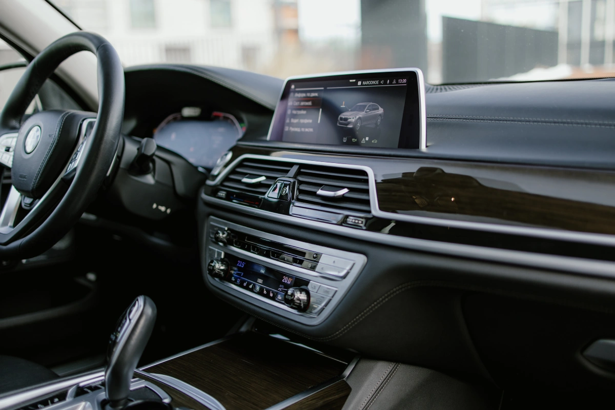 Minsk’te BMW 750Li kiralama — lüks yönetici sedan