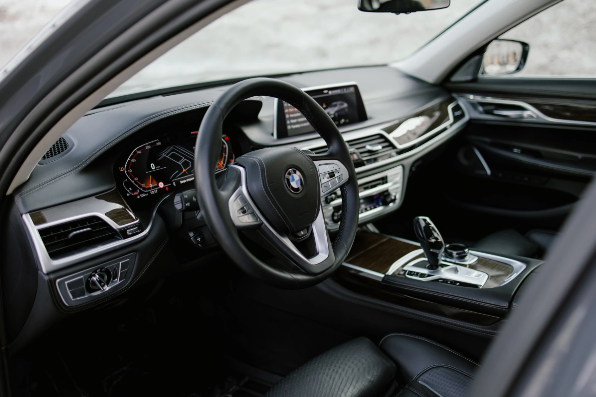 BMW 750Li на дороге премиум авто аренда Беларусь