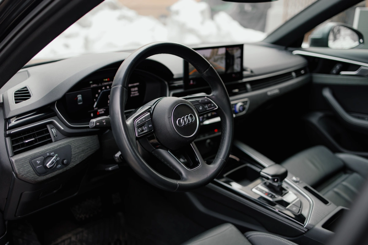 Интерьер Audi A4 кожаный салон