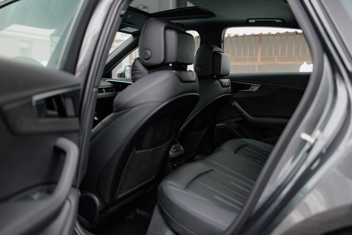 Интерьер Audi A4 кожаный салон