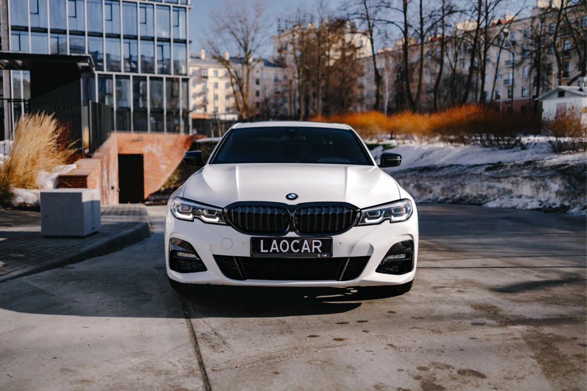 BMW 330i вид спереди стильный бизнес автомобиль