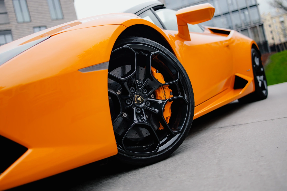 Lamborghini Huracán вид сбоку