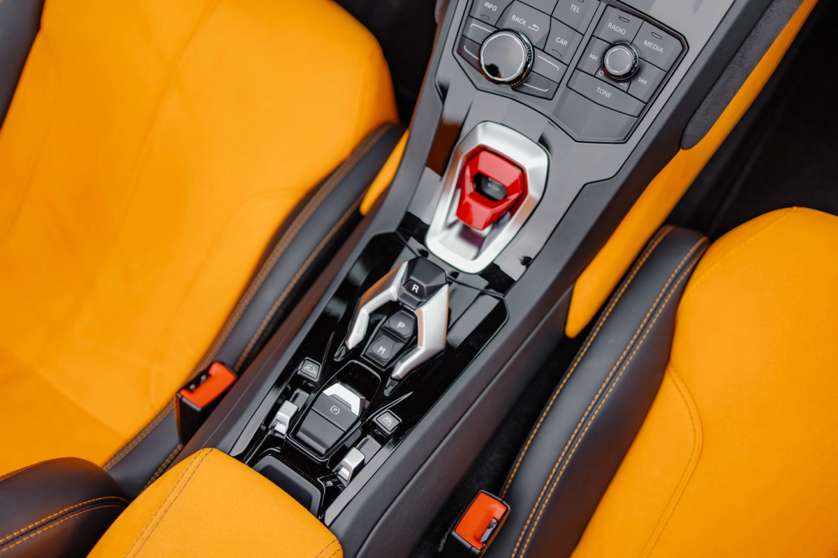 Lamborghini Huracan interior and multimedia