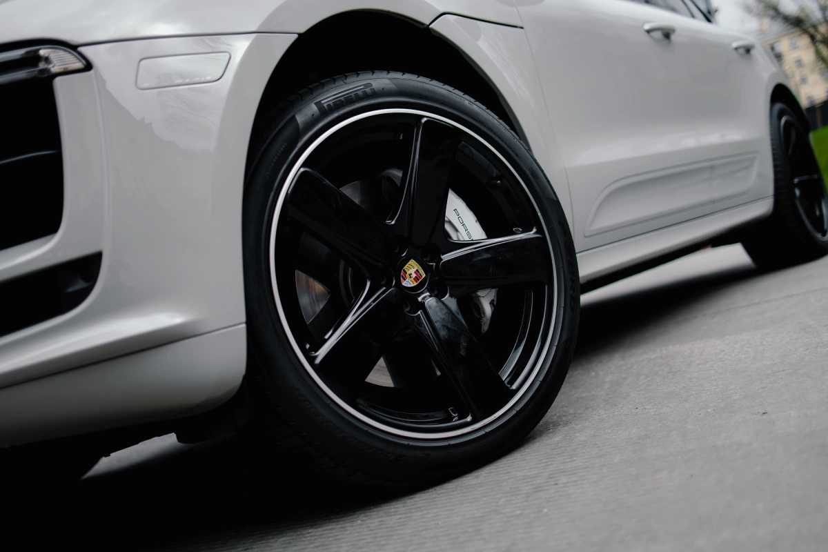Porsche Macan Turbo вид сбоку